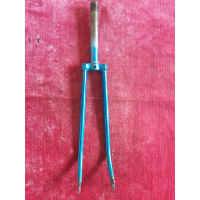 Liberia steel fork crown and thread detail