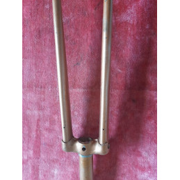 Detailed measurement of the 173mm steerer tube using a precision gauge.