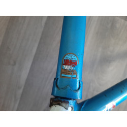 Detalle de los soportes para palancas de cambio en el cuadro