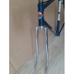 Vista frontal del tubo de dirección del cuadro de bicicleta GINET