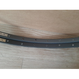 Marca MAVIC en llanta MA40 gris oscuro 700c