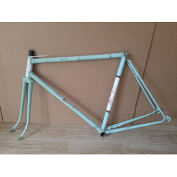 Hand-built vintage bicycle frame - Profile view of the 56x57cm lugged steel chassis
