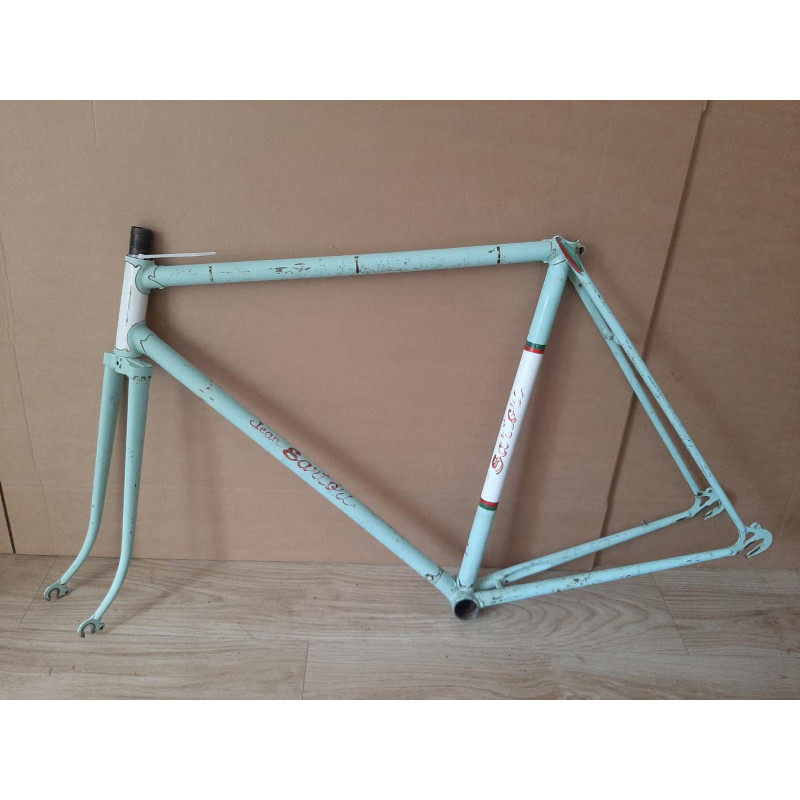 Hand-built vintage bicycle frame - Profile view of the 56x57cm lugged steel chassis