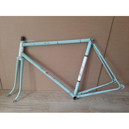 Hand-built vintage bicycle frame - Profile view of the 56x57cm lugged steel chassis
