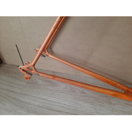 Passador de cabo soldado no tubo superior do quadro