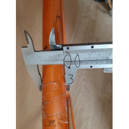 Detailaufnahme der Verformung am Rahmenrohr