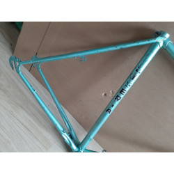 Cadre vélo LIBERIA 650 sur un mur blanc