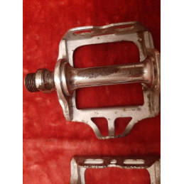 Dust cap and bearing assembly view of Lyotard pedal