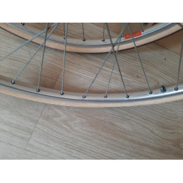 Détail du pneu clincher usagé monté sur la jante Mavic