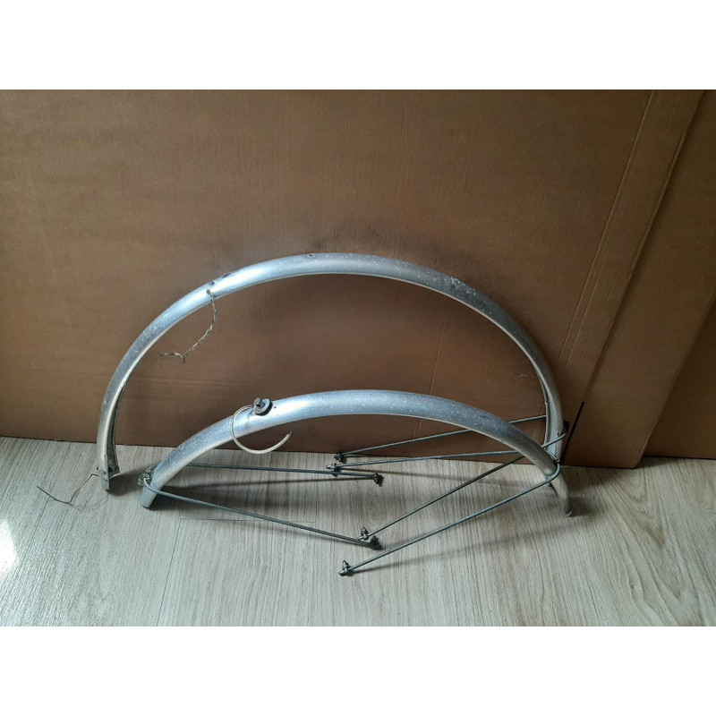 Aluminum Mudguard 40mm for 700 touring bike in good condition D7