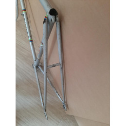 Detalle del tubo de sillín de 64 cm cuadro clásico Peugeot