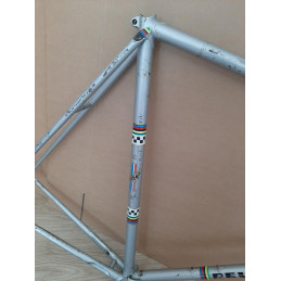 Détail cosmétique des haubans cadre de vélo Peugeot PX10