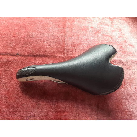 Selle Fizik Aliante carbone et rails titane vue de profil