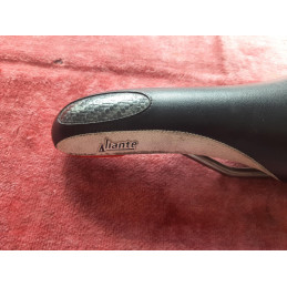 Détail de la coque en carbone twin de la selle Fizik Aliante d'occasion