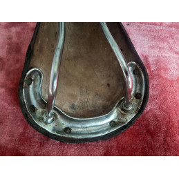 Détails d'usure et patine sur le dessus de la selle en cuir IDEALE
