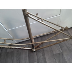 Caja de pedalier BSFF y punteras traseras de 121.5mm del cuadro de acero.