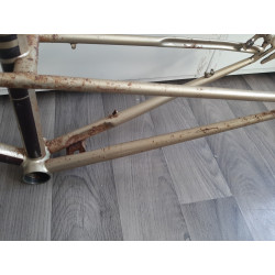 Pattes arrière et entraxe de 121.5mm sur cadre de vélo randonneur