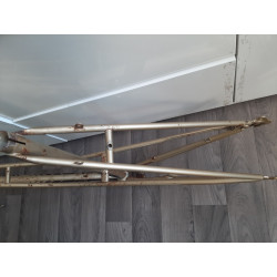 Top tube and overall profile of the 3895g steel frame