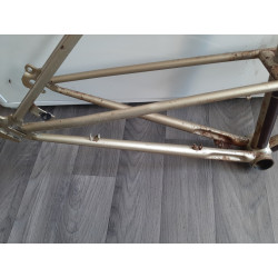 Détail de la tête de fourche et pivots de freins du cadre 650