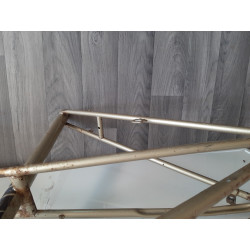 Numéro de série gravé sous le boîtier de pédalier Motobecane