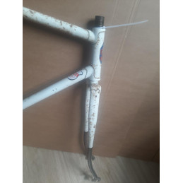 Detalle de la pipa de dirección y racores del cuadro Superator