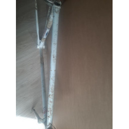 Detalle de la pintura y calcomanías originales del cuadro de época