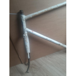 Vérification de l'alignement des tubes du cadre en acier.