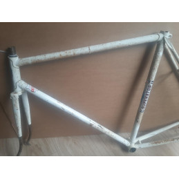 Medición del tubo vertical de 58cm del cuadro de acero