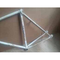 Mesure de la longueur du tube supérieur d'axe en axe (57cm).