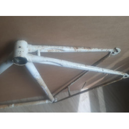 Poids vérifié sur balance électronique indiquant 3265g avec la fourche.