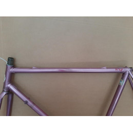 Detalle de las punteras traseras de 126 mm del cuadro de carretera