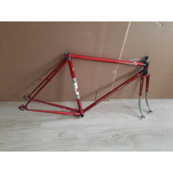 Vista lateral del cuadro de acero PEUGEOT de 54x57cm para bicicleta de turismo