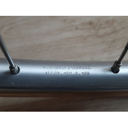 Rueda RIGIDA 700c – superficie de la llanta marcada por uso