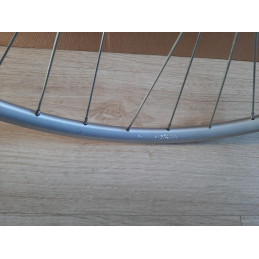 Vue rapprochée du rayonnage de la roue Rigida 700c