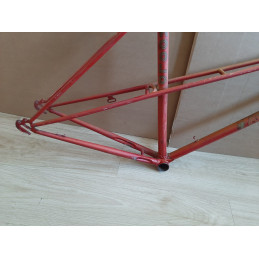 Front head lug detail on ladies vintage frame