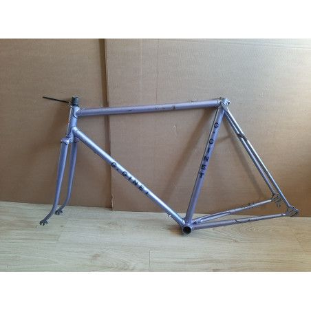 Vista lateral del cuadro de acero GINET de 55cm para bicicleta de turismo vintage.