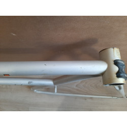 Détail de la peinture sur les haubans et raccord de selle