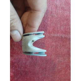 Guia de cabos VITUS MODÈLE DÉPOSÉ duplo – detalhe do metal e gravação MODÈLE DÉPOSÉ