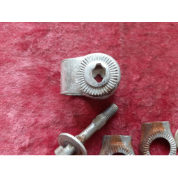 Suporte selim bicicleta clássica Ideale – detalhe do logótipo gravado