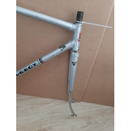 Detalhe dos nós de junção do quadro vintage Peugeot PX10