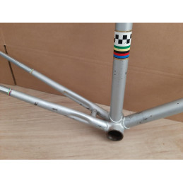 Close-up of the non-original fork steerer tube 5mm excess height