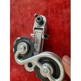 Détail de l'articulation supérieure du dérailleur Simplex