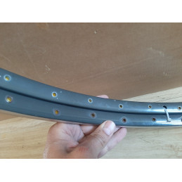Rückseite einer MAVIC MA40 Felge mit Ventilloch-Detail