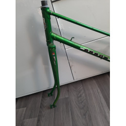Detalle de la pipa de dirección y racores del cuadro vintage ARROW