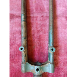Tête de fourche vintage en acier sous un angle latéral