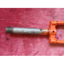 Detailed view of the 25x100 threaded steerer tube on the steel fork
