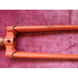 Vista lateral dos braços do garfo de aço para rodas 700 e 650
