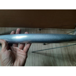 Détail de l'état de surface et patine de l'aluminium d'occasion