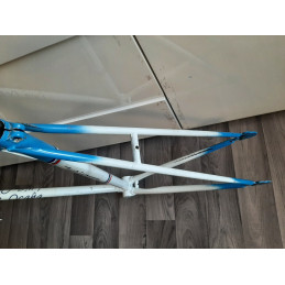 Medição mecânica do tubo vertical de 57.5cm com fita métrica