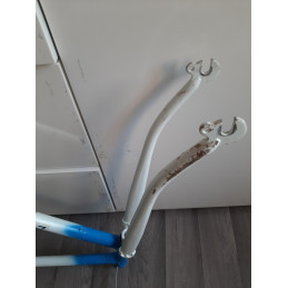Détail de la tête de fourche en acier chromé